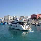 Un catamarano usato per le feste in barca nel porto di Monopoli